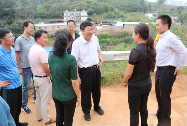 市农业局局长茶春桥,市扶贫办主任张仲林,隆阳区委常委,副区长杨俊波