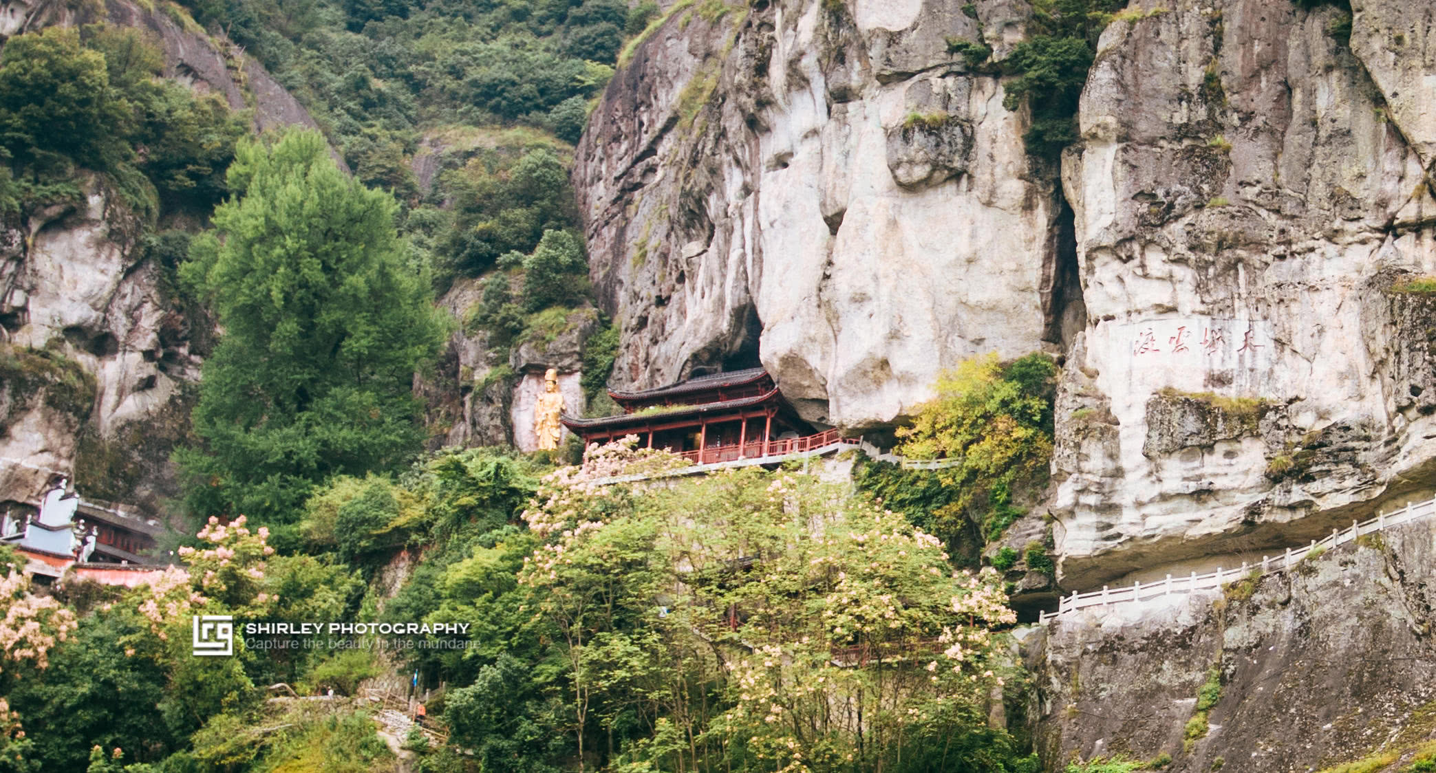 洞穴岩腹中,可谓是"大半藏小半露,成就了大慈岩悬崖高位洞穴建筑的特