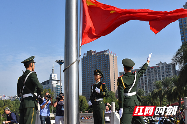 庆祝新中国成立69周年 郴州举行升国旗仪式_五星红旗