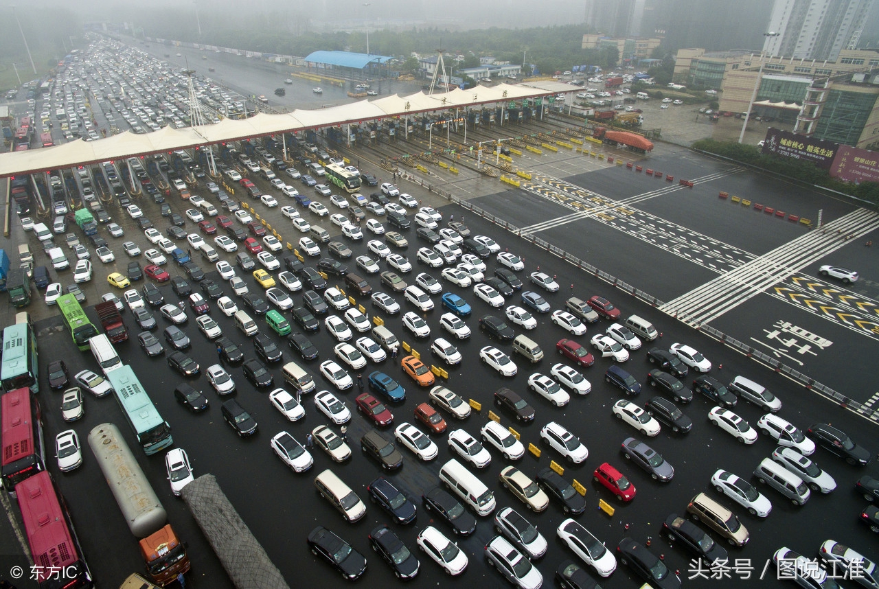 航拍国庆高速堵车画面,新能源汽车高速上没电停车,被大货车追尾