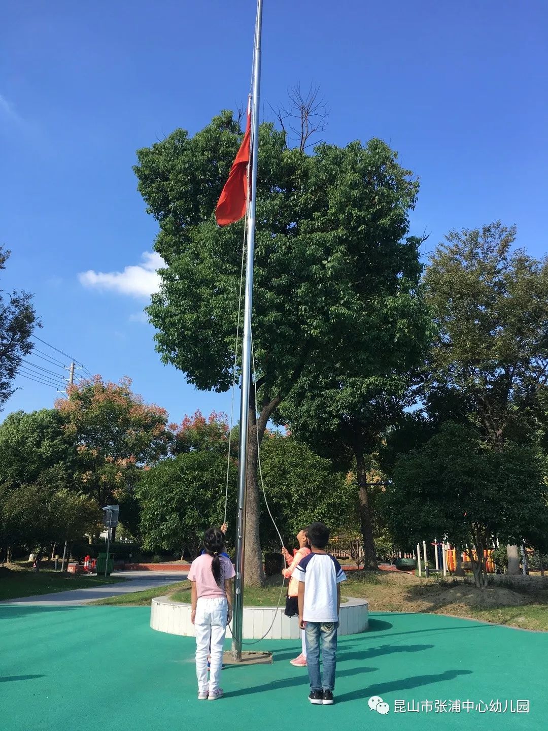 小班的孩子们一起动手进行撕贴,制作了灯笼,小花和五星红旗.