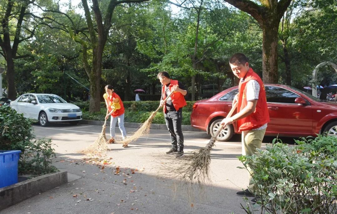 娄星区人民医院进帮扶社区开展卫生清扫活动