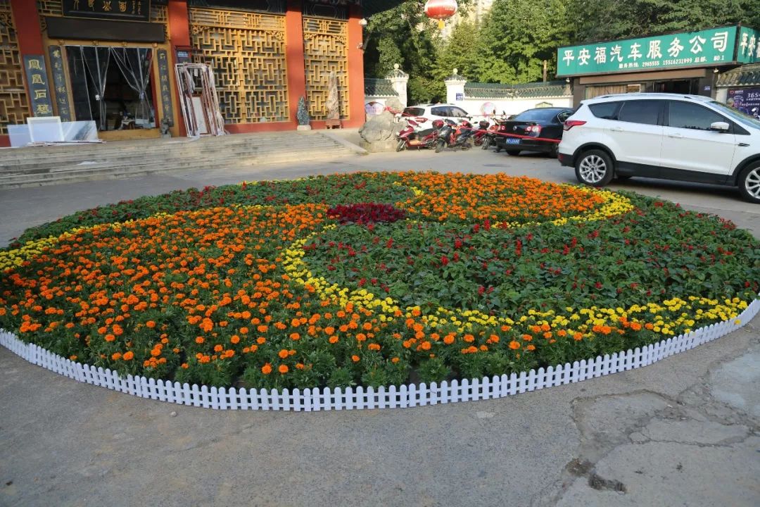 黄河公园中部广场草雕造 人民公园门口花卉造型 今天是10月1日(星期
