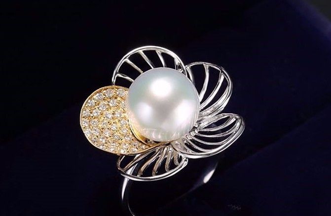 白色珍珠 珍珠家族里优雅内敛的当属白色珍珠,其实所有品种的珍珠都是