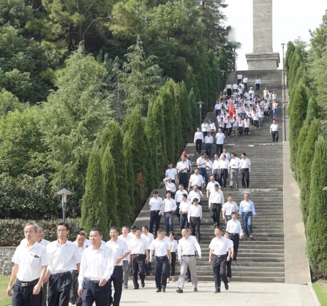 昨天上午武穴市四大家领导以及干群代表共300余人参加这个活动