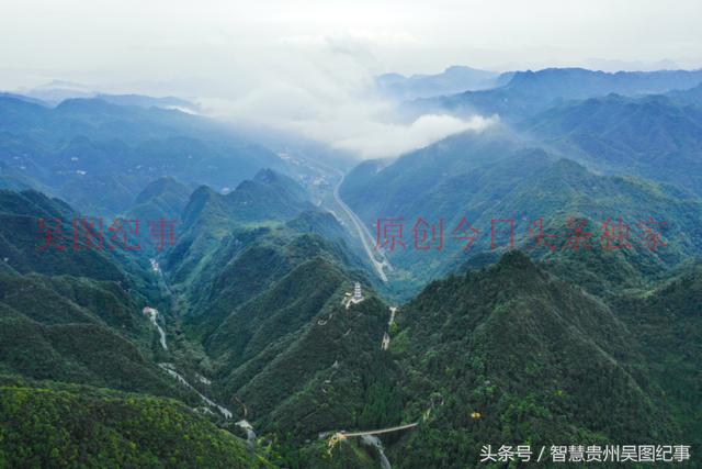 国庆节一大清早登上遵义娄山关,俯瞰大娄山脉满眼秀色,江山如画.