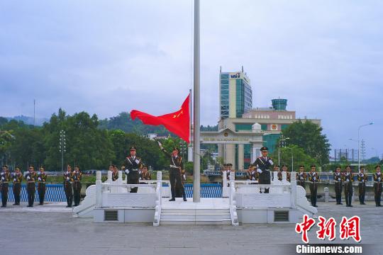 图为五星红旗缓缓升起 向阳 摄