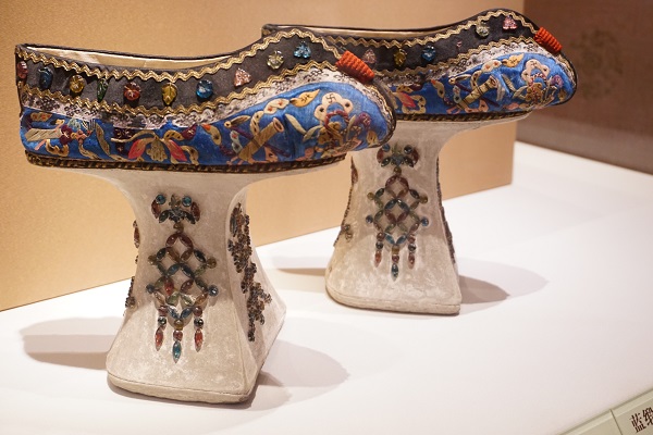 弘历骑马半身像图 展览现场也有很多皇帝和后妃的帽子,鞋子所佩戴的活