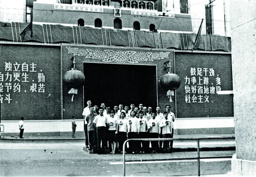 当天,香港民安保险创办人之一沈日昌先生在华人行租用办公室外,挂起了