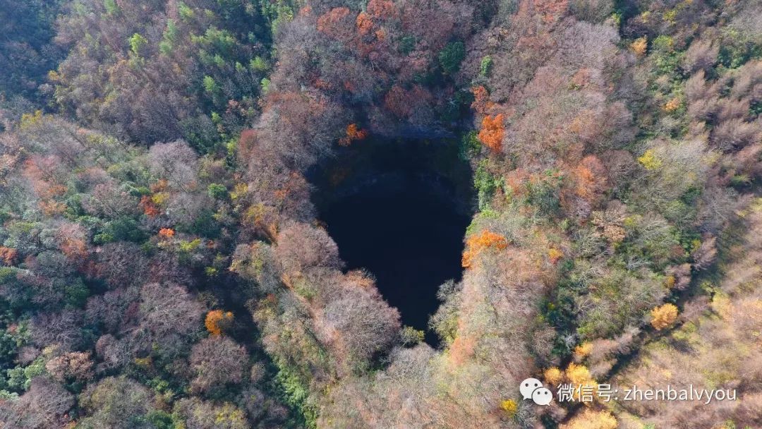 镇巴天坑披上了五彩霞衣十一来这里赏秋色准没错!