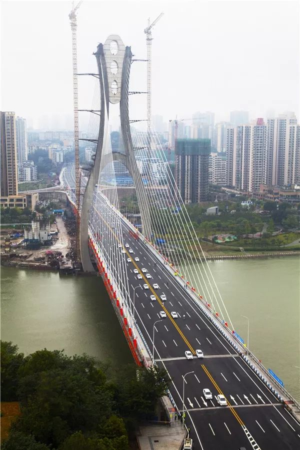 千君智行体育 9月28日 承载着103万潼南人民 期盼的 新涪江大桥