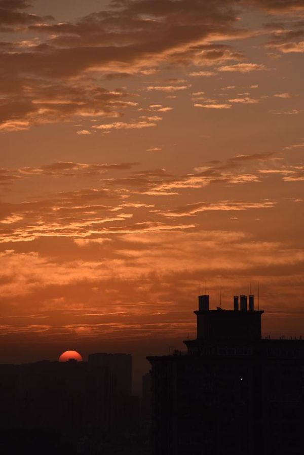 (原创)实拍清晨杭州上空美丽而又壮观的朝霞(组图)