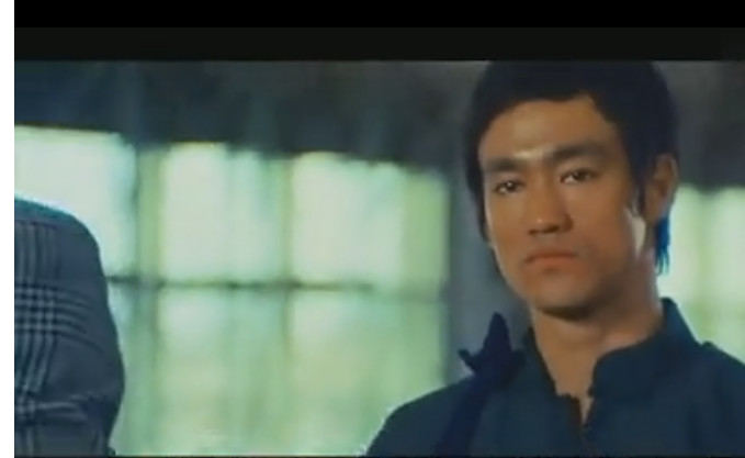 半岛体育app为何说李小龙在猛龙过江电影中是尴尬的表情帝？(图2)