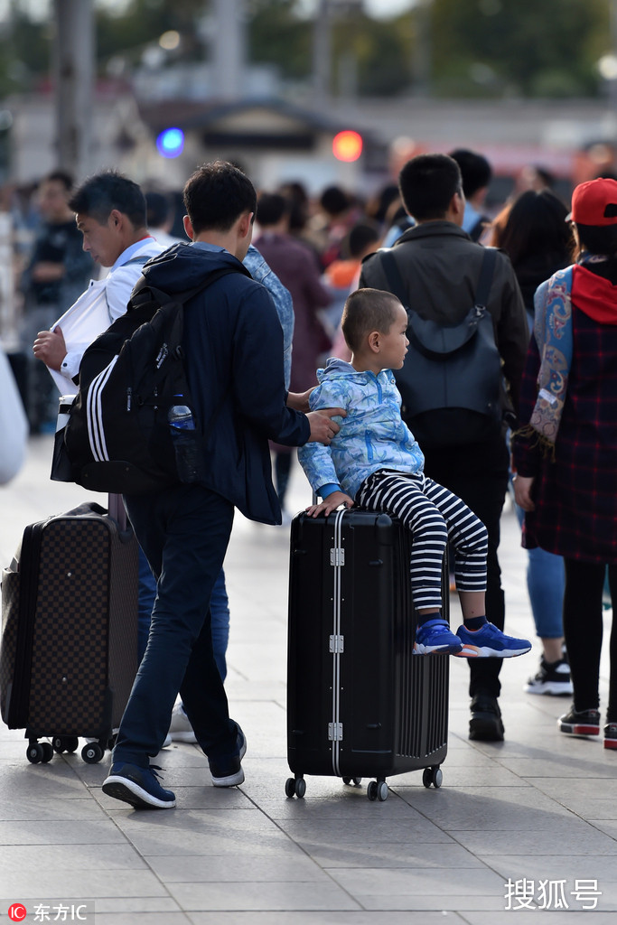 北京站国庆迎来大批前往全国各地旅客 人潮汹涌!