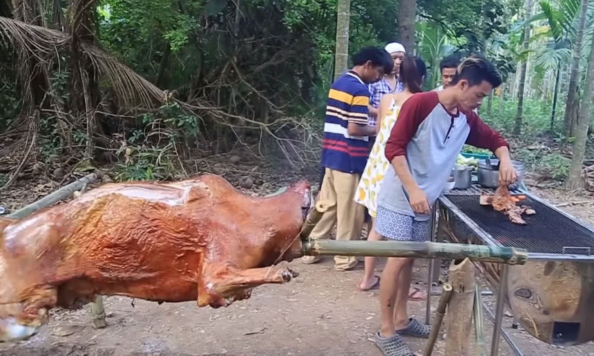 美女烤全牛,这200多斤肉,不得够他们小两口吃上一个月的