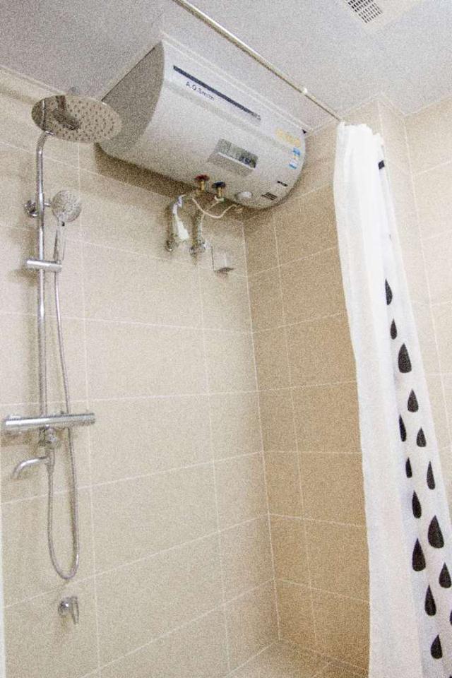 而电热水器基本都是装在卫生间,离花洒很近,热水管短,里面存的冷水