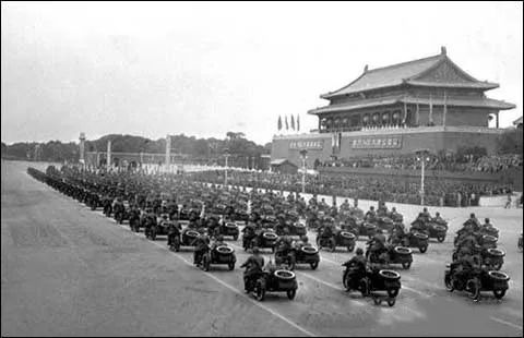 从1949年开国大典至今建国65周年,共举行了14次国庆阅兵.