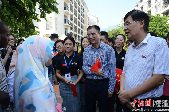 校党委书记李宝银与外国留学生,少数民族学生等留校学生亲切交流.