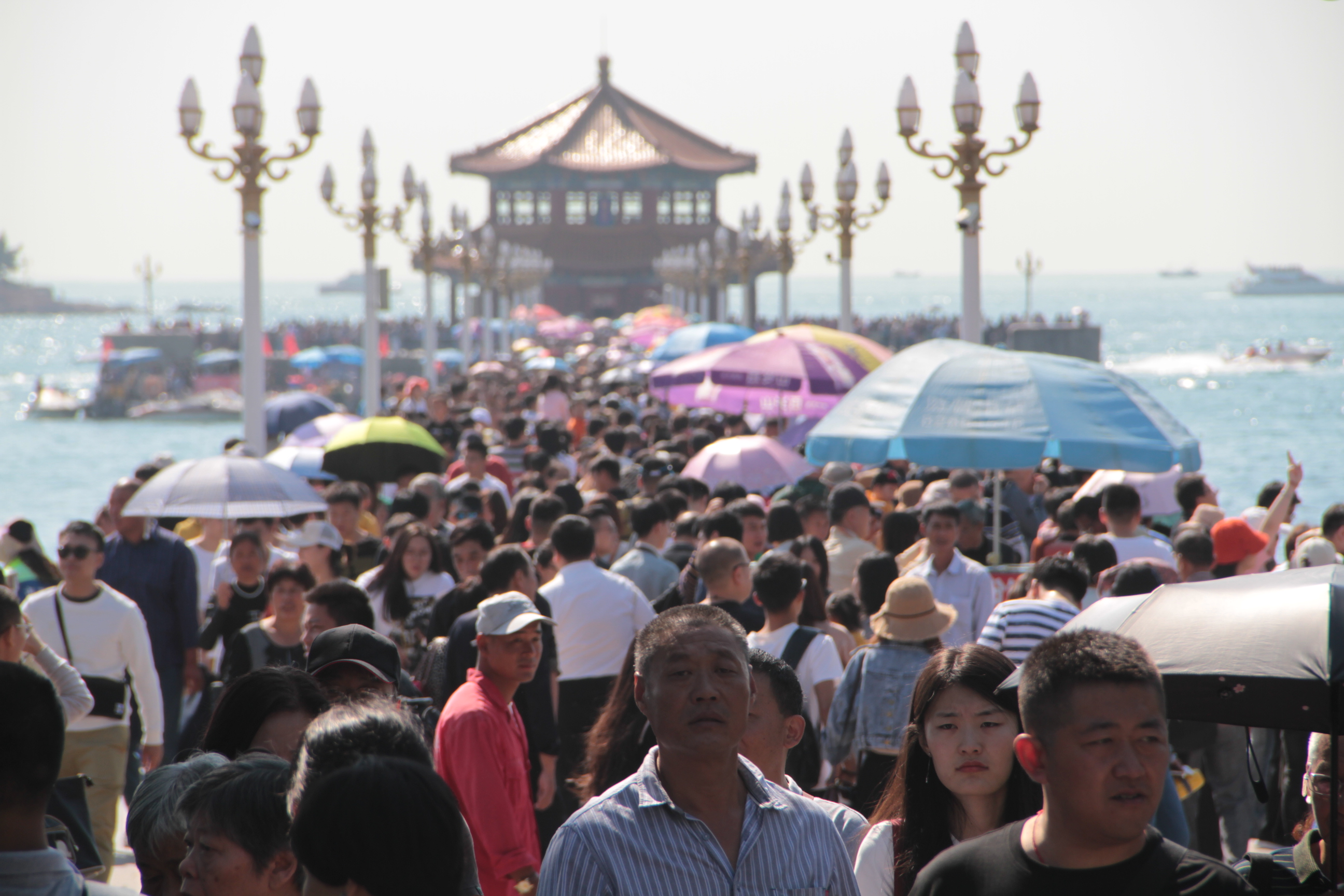 10月2日,国庆假期,山东青岛栈桥景区迎来了旅游旺季,现场游客爆满,被