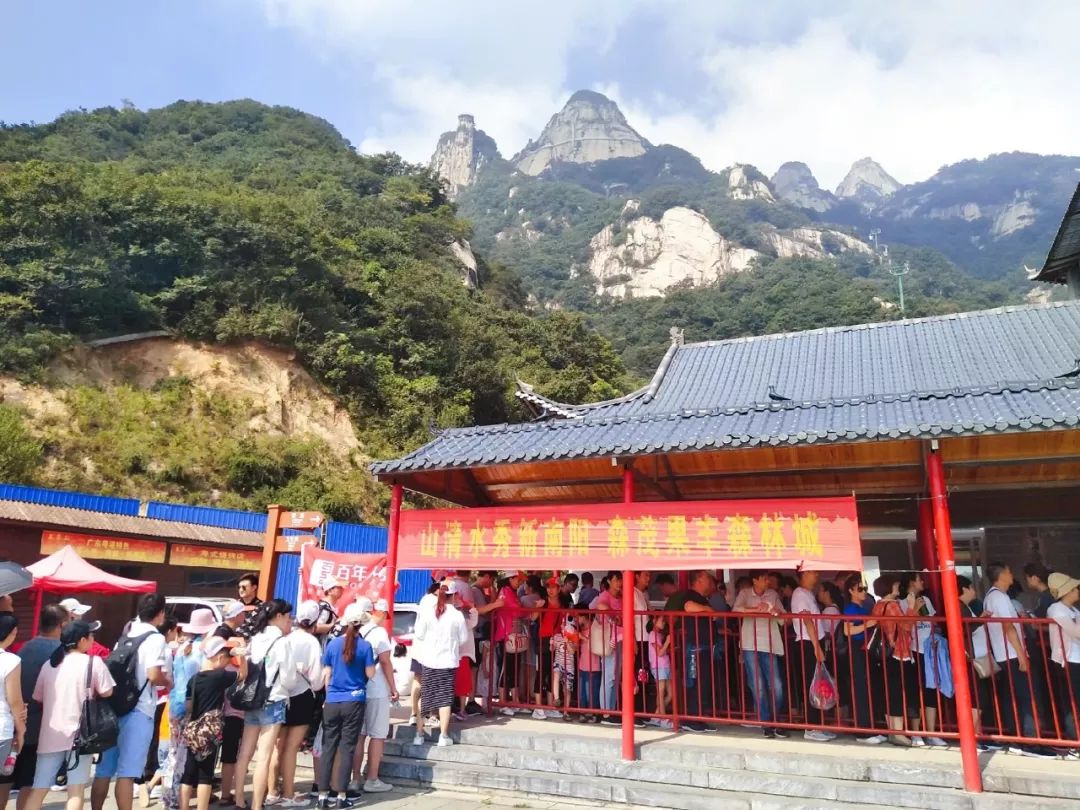 国庆长假第一天,五朵山景区和天气一样"热"