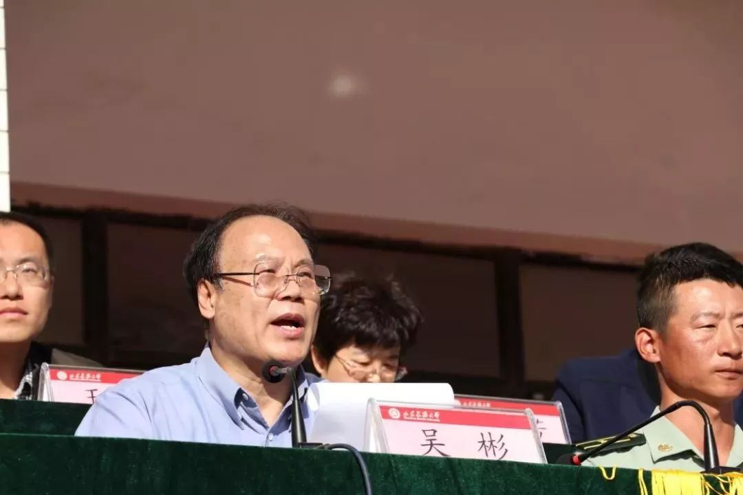 大会上,吴彬副校长向表现优异,日夜陪伴新生军训的解放军官兵授予锦旗