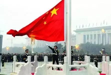 都会去天安门广场看升旗仪式 对中国人来说 五星红旗作为中国的国旗