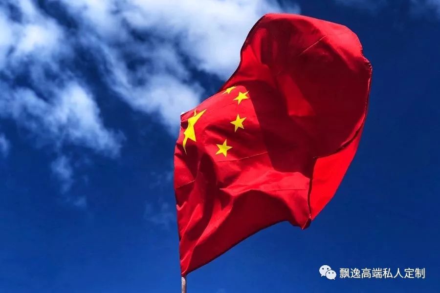此刻,北京天安门前, 人们虔诚的仰望, 鲜艳的五星红旗随风飞扬, 所有