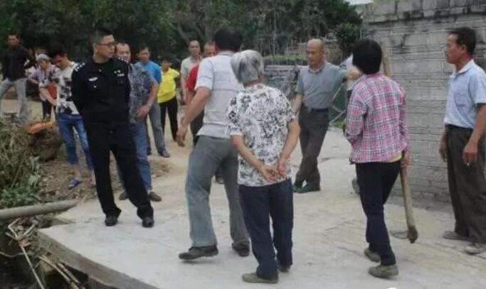 广东某村内有村民激烈争吵 最后引发肢体冲突出动大铁铲
