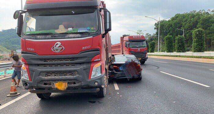 宝马5系高速路爆胎遭大货车撞击,车主:这质量实在是太