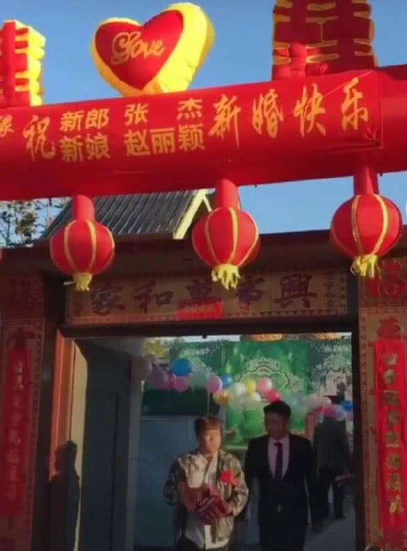 张杰赵丽颖要结婚了?结婚横幅都出来了,谢娜发微博辟谣