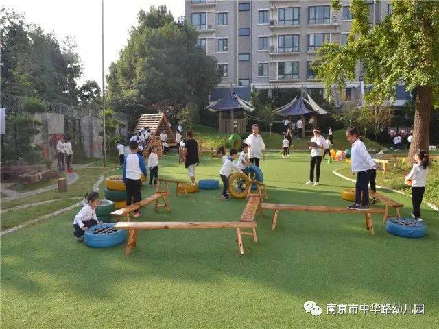 快乐晨锻健康成长中华路幼儿园开展晨锻及早操观摩活动