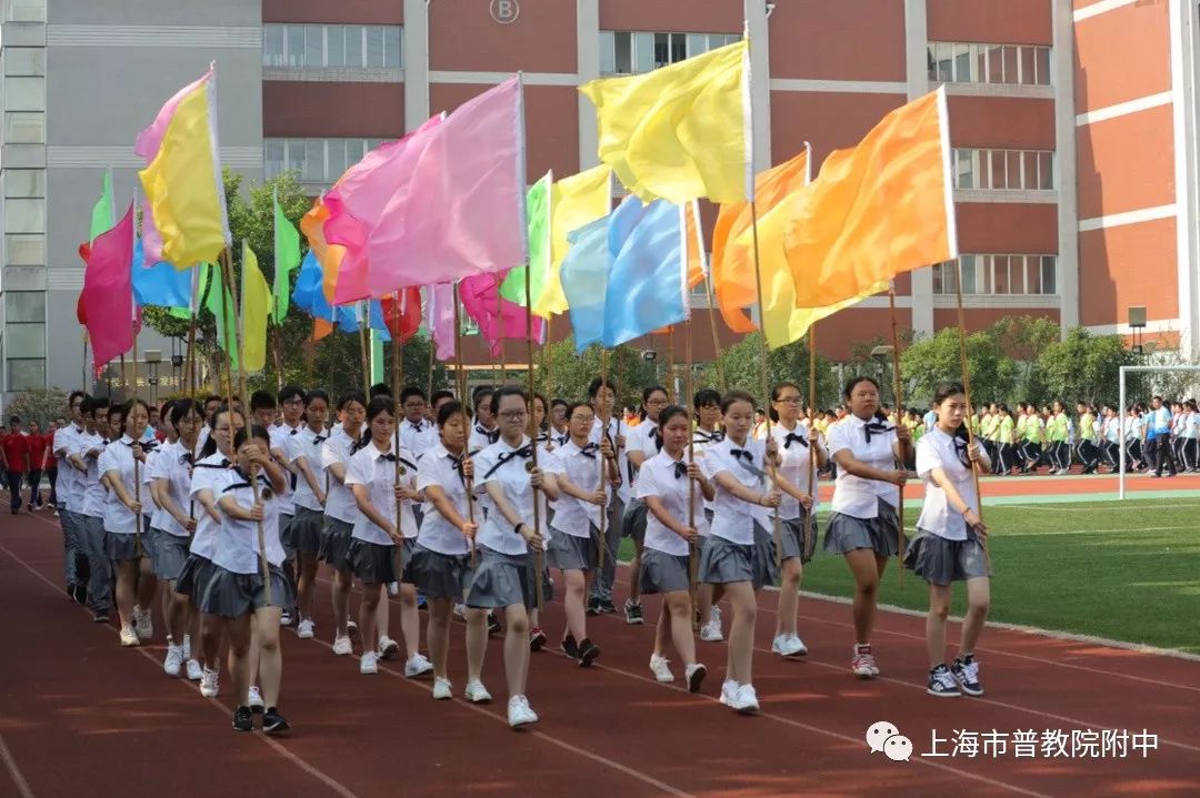 真如中学"京韵锣鼓队"队员和我校同学们联袂表演的"欢庆锣鼓声动校园"