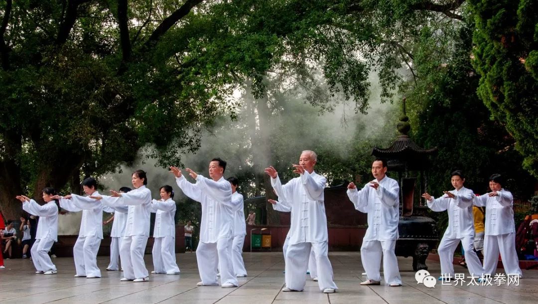 很多老年人都喜欢打太极拳,但锻炼不当会增加膝关节的负荷.