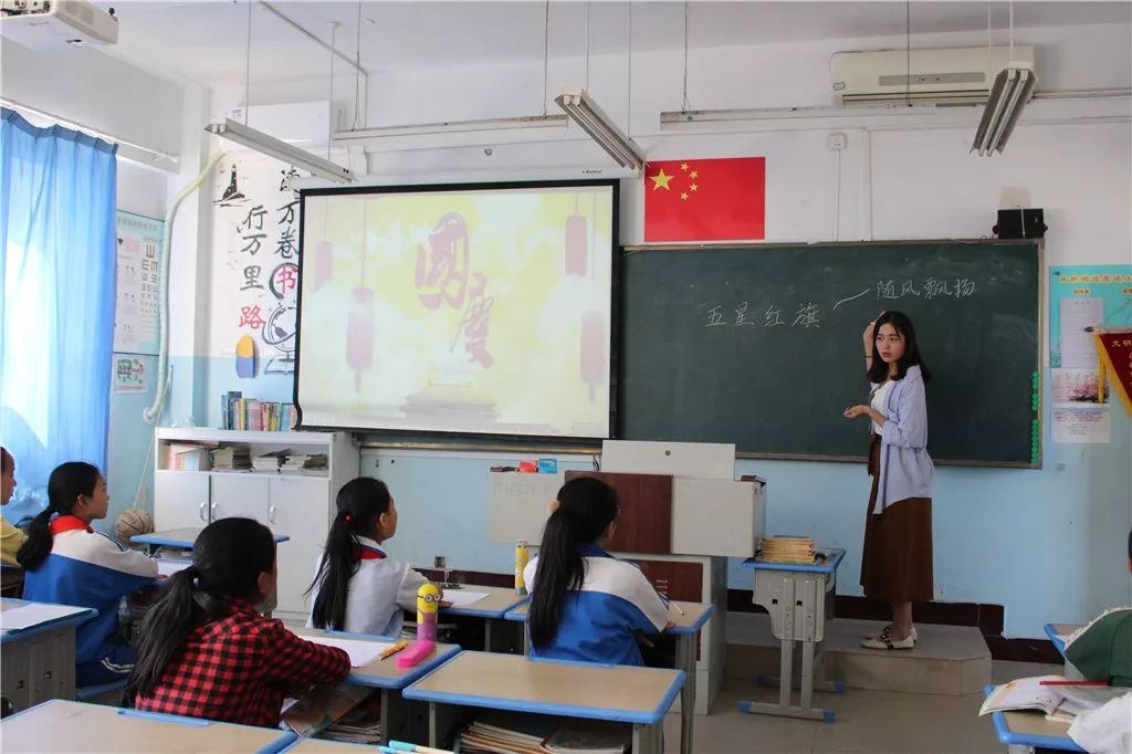 思维导图课上,孩子们在高老师的指导下绘制了五星红旗的相关历史导图