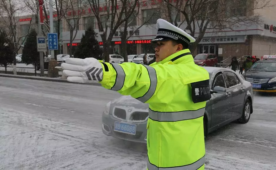 从"橄榄绿"变成"藏青蓝",警服颜色和国际通用颜色接轨了;从清一色的