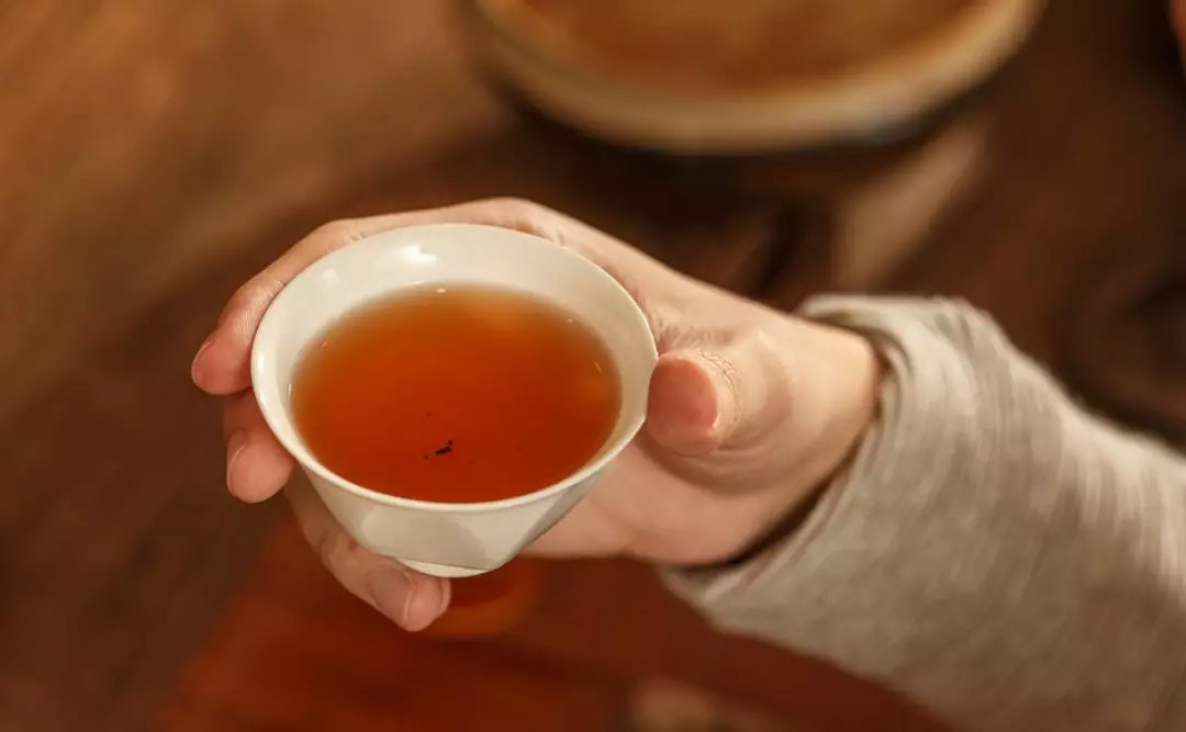 倒一杯茶,端坐屋内,任缕缕清风拂过芳香.