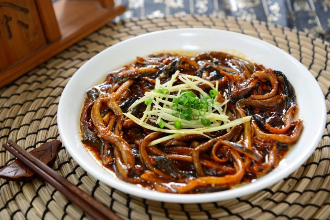 上海的响油鳝糊胜在浓油赤酱;杭州的虾爆鳝面回味于虾与鳝的融合.