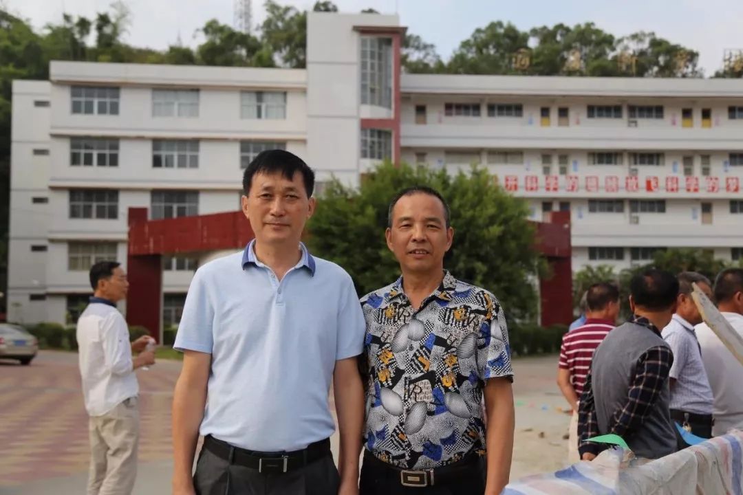 集会南安三中75届高中四班同学举行座谈会