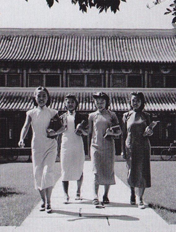 3.民国时期,身穿旗袍的燕京大学女生们.