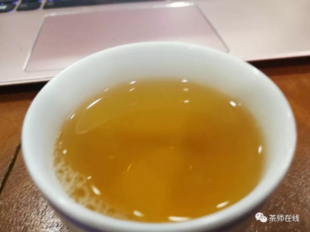 色佳 用优质的白茶冲泡出来的茶汤淡绿清亮,色泽清晰,光泽