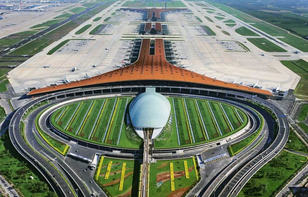 在缺席第三代十大建筑后,2009年评选的第四代北京十大建筑中首都机场3