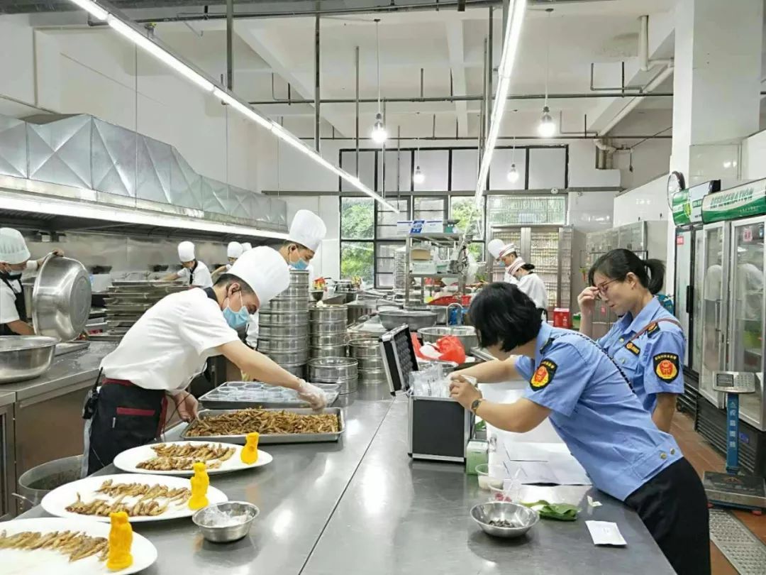 市监部门工作人员在福平酒店进行食品安全检查.