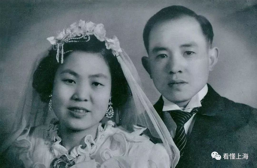 上世纪80年代拍结婚照时,新娘又穿上了洁白的婚纱,戴上了洁白的面纱