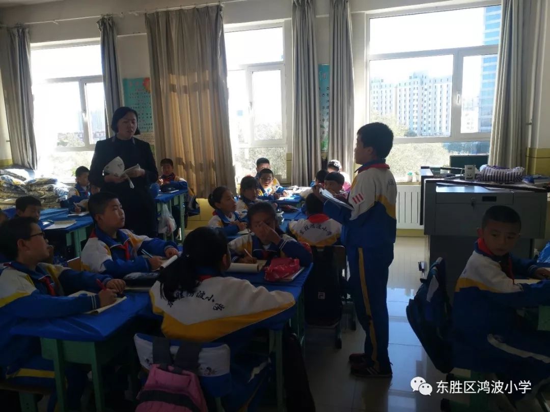 争做新时代好队员东胜区鸿波小学队礼仪课程一