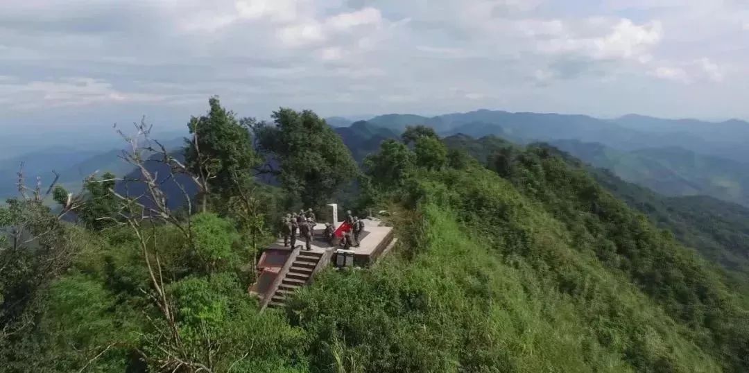 我和我的祖国翻越十层大山寻访零号界碑