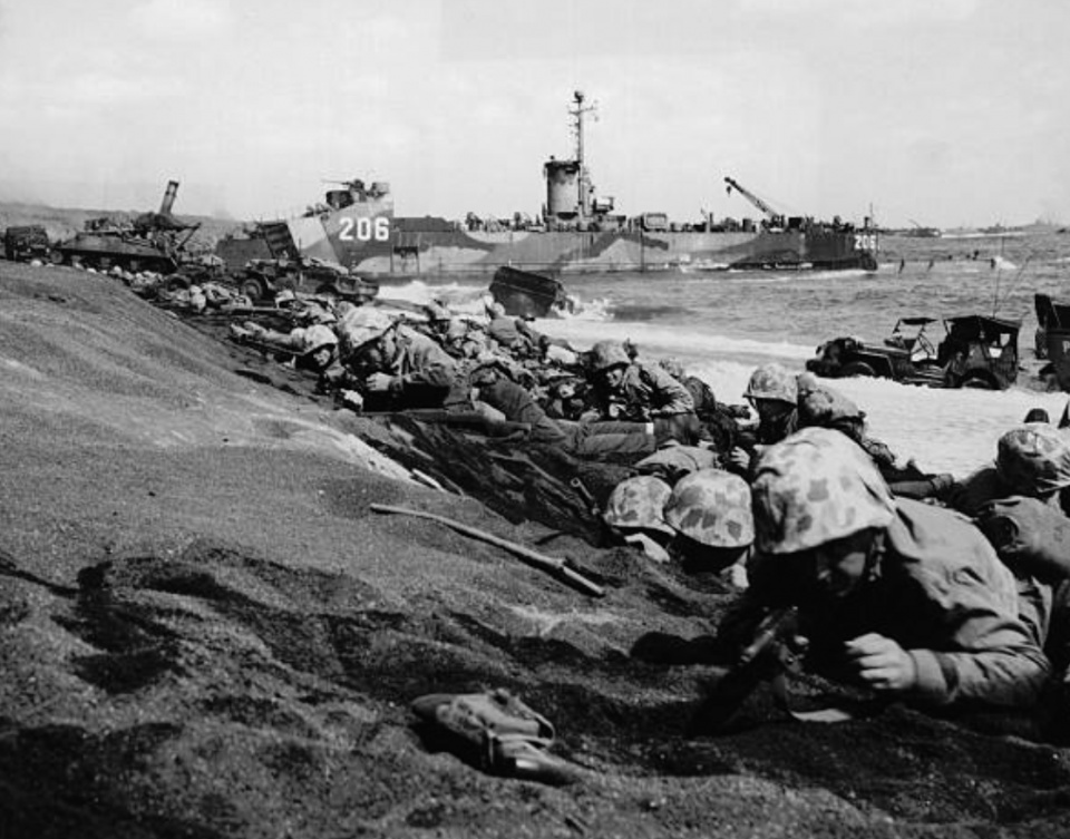 硫磺岛战役老照片:美军缴获日军军旗却丝毫不兴奋