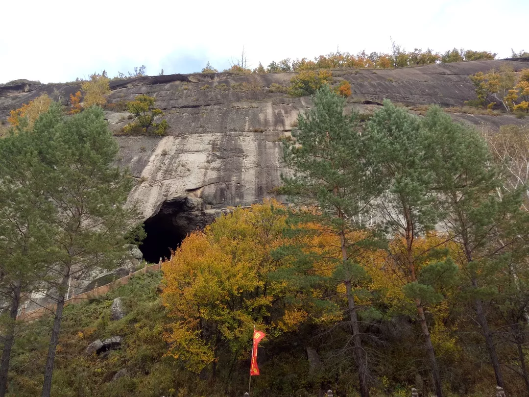 嘎仙洞为天然大型山洞,离地面25米 是古代鲜卑族人的发源地 即拓跋