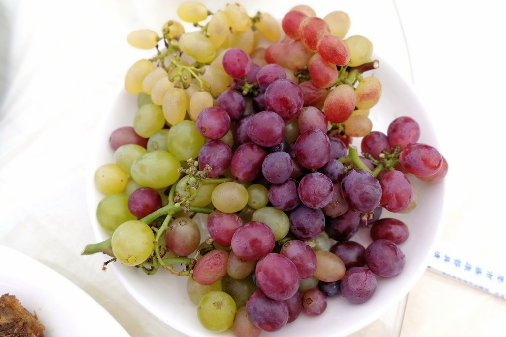 几个品种的葡萄凑成一盘,吃起来甜美无比.