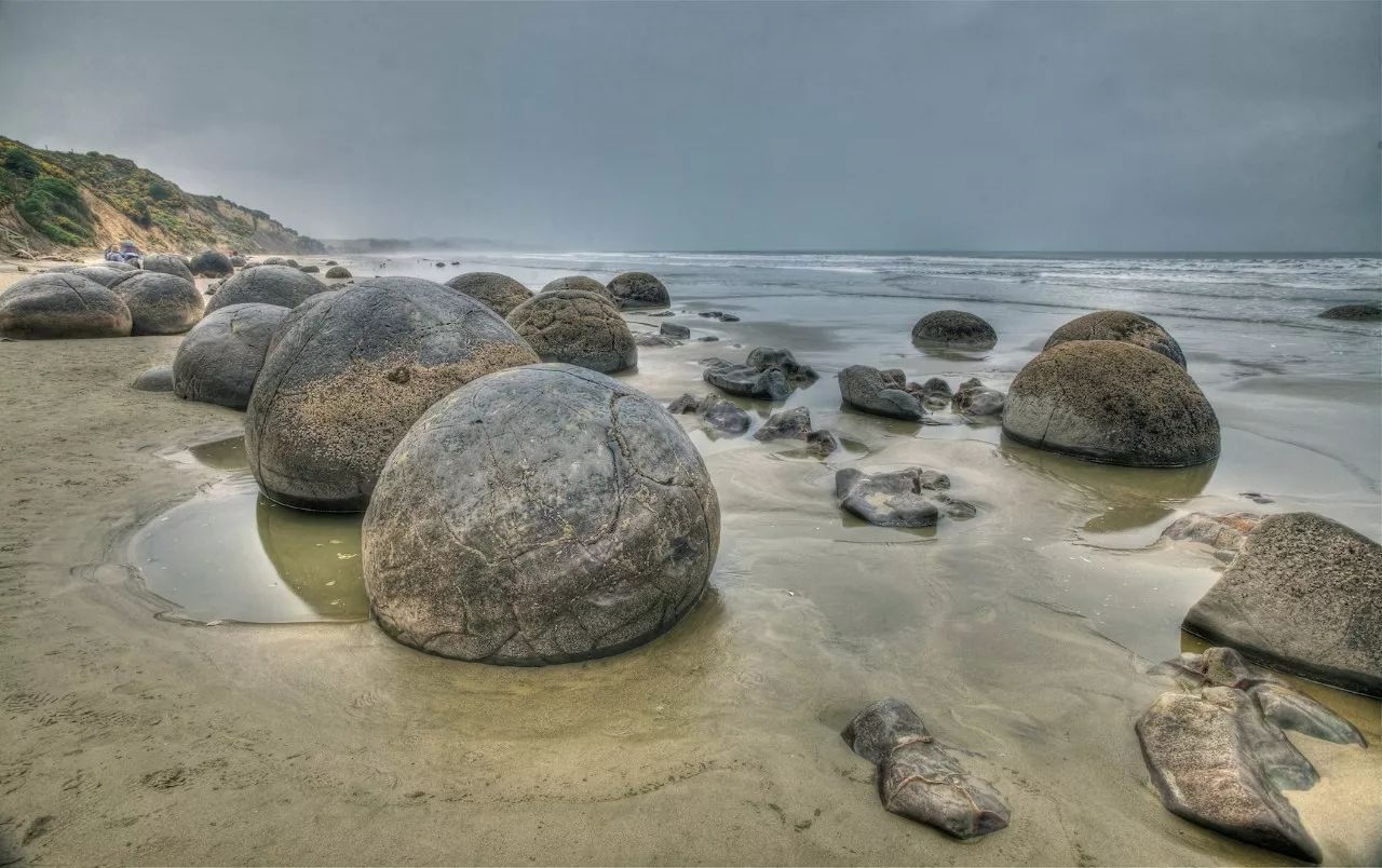 [转帖]神秘沙滩藏有60个情侣石,莫非恐龙下的巨蛋?