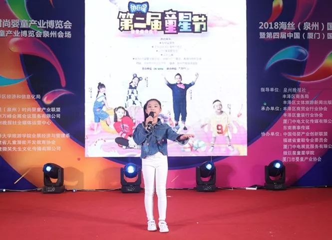 4优美南音现场还有优美,动听的南音表演郑歆如,陈心滢,郑歆仪携手为